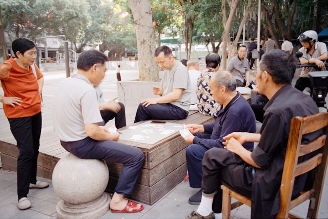地域の清掃活動や交流会で微笑むシニア