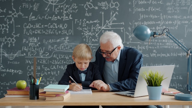 子供に勉強を教える様子